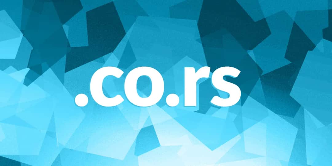 Jakie są korzyści i wymagania rejestracji domeny co rs?